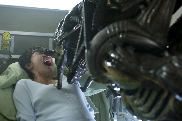 http://www.scifi-universe.com/upload/critiques_staff/AVP2jv02.jpg