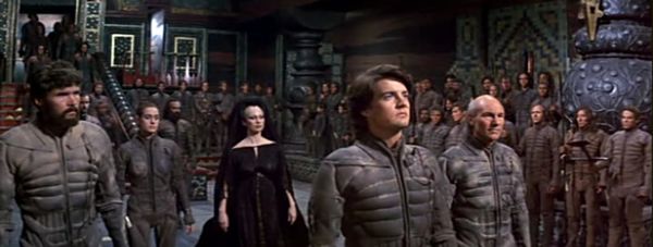 Dune: Paul (Kyle McLahan) devant Stilgar (Everett McGill), Chani (Sean Young), Jessica Atréides (Francesca Annis) et Gurney Halleck (Patrick Stewart)