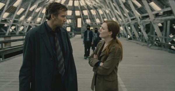 Les fils de l'homme: Theo (Clive Owen) et Julian (Julianne Moore)