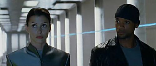 I, robot: Dr. Susan Calvin (Bridget Moynahan) et Detective Spooner (Will Smith)