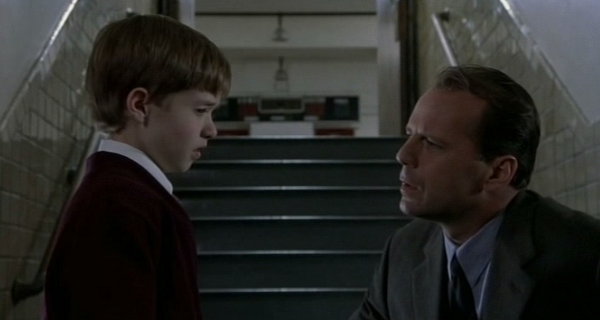 Le sixième sens: Cole Sear (Haley Joel Osment) et le Docteur Malcolm Crowe (Bruce Willis)