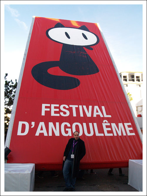 Richard devant le logo du festival