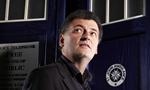C'est confirmé ! Le showrunner Steven Moffat quitte la série Doctor Who à la prochaine saison : Des chamboulements dans la série et une nouvelle saison repoussée