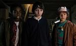 Stranger Things 1x02 ● Chapitre deux : Le barjot de Maple Street