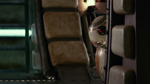 BB-8 caché derrière une paroi du Faucon Millenium