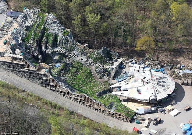 Le plateau vue de loin avec un étrange arbre au bout des escaliers