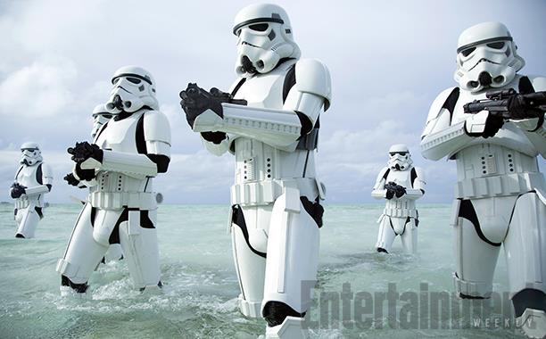 Des stormtroopers en train de débarquer depuis l'océan