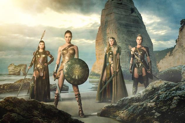 Wonder Woman et d'autres amazones en pose mythologique