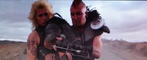 Mad Max 2: The Humungus (Kjell Nilsson). Pappagallo (Michael Preston) et Max (Mel Gibson). Une guerrière (Virginia Hey). Wez (Vernon Wells) et son mignon