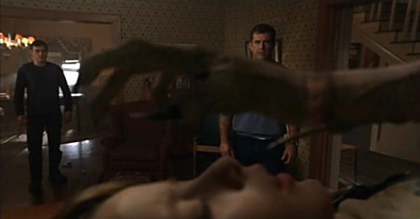 Signes: Merrill Hess (Joaquin Phoenix), Morgan Hess (Rory Culkin) et Reverent Graham Hess (Mel Gibson)