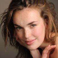 Elizabeth Henstridge  Actrice